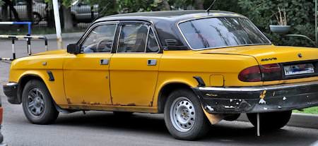 старое желтое такси на улицах Беларуси